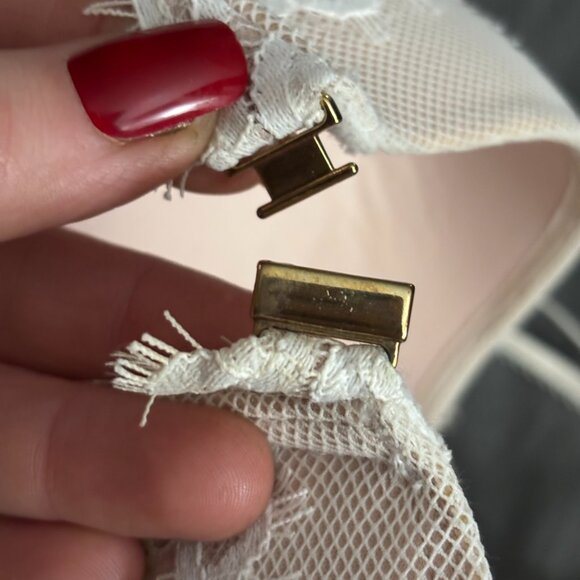 Romantic Victoria's Secret Cream and White Lace Push-Up Bra with Underwire - Picture 6 of 11